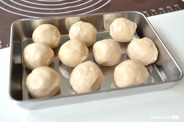 【製作油皮】奶油先室溫軟化，將油皮所有材料混合均勻用手慢慢捏成團，或者全部丟入攪拌機，攪拌均勻即可。
分成10份，一顆約41克。
鬆弛約15分鐘