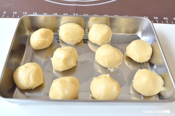 【製作油酥】奶油先室溫軟化，將油酥材料混合均勻用手慢慢捏成團，或者全部丟入攪拌機，攪拌均勻即可。
分成10份，一顆約26克。
鬆弛約15分鐘