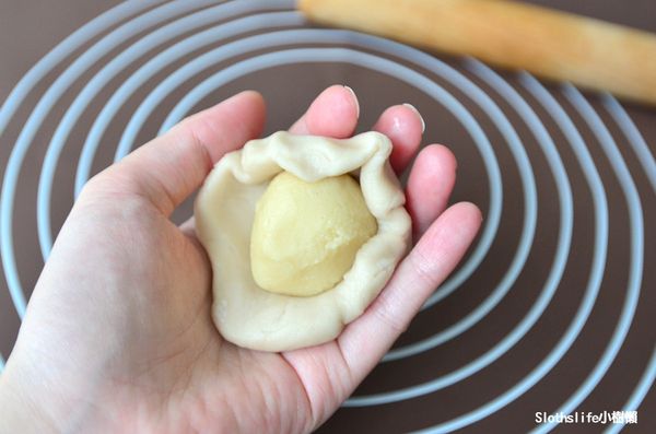 油皮壓扁，將油酥包在裡面，包成圓球，鬆弛約15分鐘。