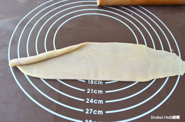使用斜捲法~從左上角斜捲下來，一邊搓長