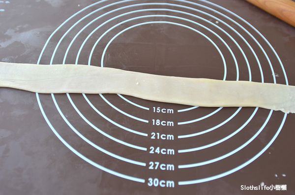 將搓長的麵體捍成扁平長條狀