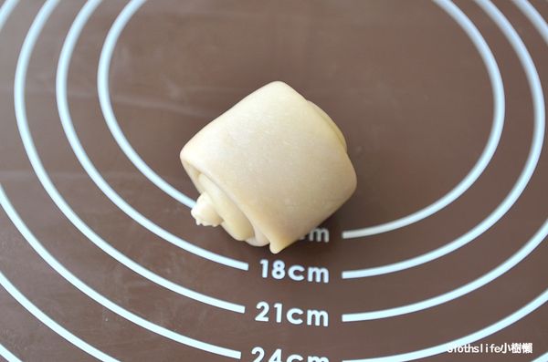 再將麵體捲起來，鬆弛15分鐘後，使用麵包刀（鋸齒狀）從中間切一半