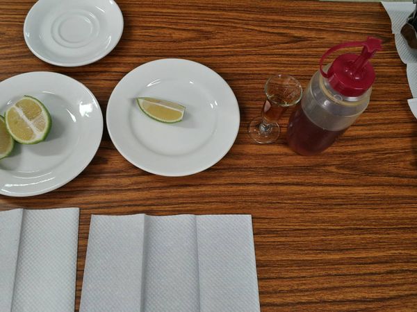 前置作業重點：
1.柳橙汁以2個公杯各裝7分滿，放置於材料區。
2.蜂蜜裝15ml至香甜酒杯，連同蜂蜜整罐，放置於裝飾物區。
3.檸檬洗淨去蒂頭後，切檸檬角一個，放置於裝飾物區。
4.金桔洗淨去蒂頭後，劃十字，以公杯盛裝，放置於材料區。