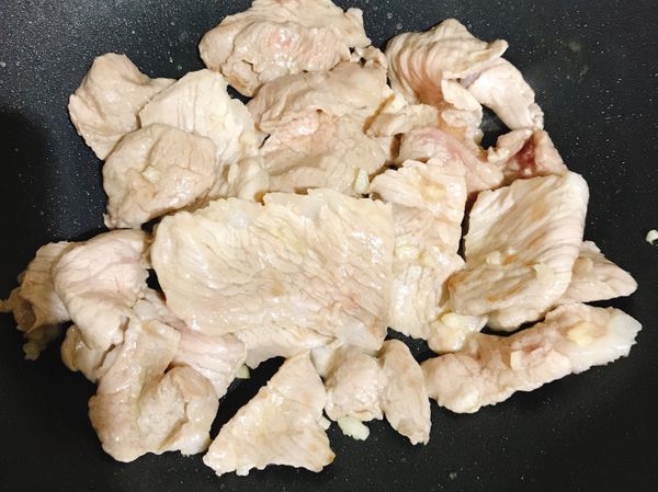 肉片炒至表面些許微焦