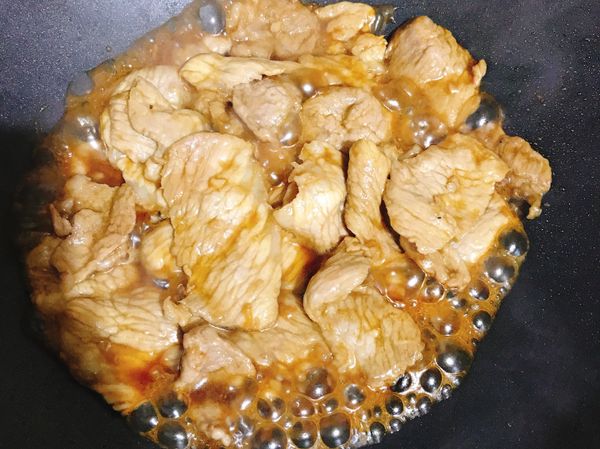 接著加入醬油、米酒、糖和烏醋拌炒至稍微收汁