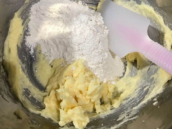 加入高筋麵粉攪拌拌勻