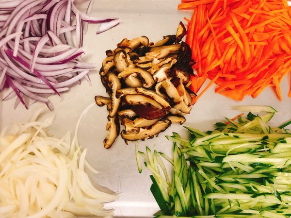 先將食材切成絲備用
雞胸肉燙熟放涼撥成絲備用