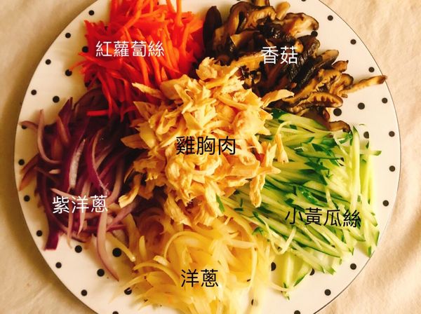 所有材料可以汆燙熟
我選擇了慢火少油一樣一樣炒熟
小黃瓜絲生食即可