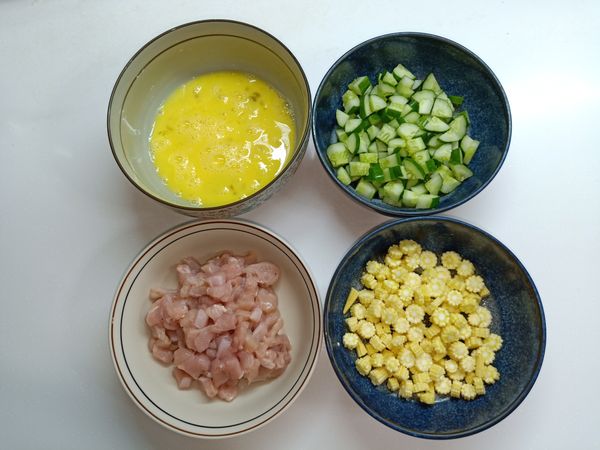 1.雞胸肉切丁（小丁讓小學生好入口）
    *針對10-12歲小學生，所以雞胸肉沒有醃漬以清淡少調味為主。
    *如果大人要吃的口味，雞胸肉可以使用少許醬油，調味粉或香料先醃漬入味。
2.玉米筍切小片
3.小黃瓜切小丁
4.蛋打散