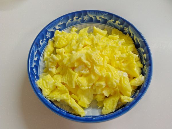 蛋炒好盛盤備用