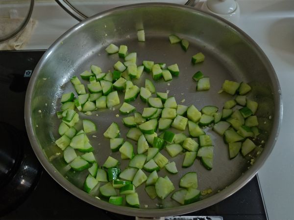 小黃瓜炒好備用（稍微炒過即可，保留脆口）