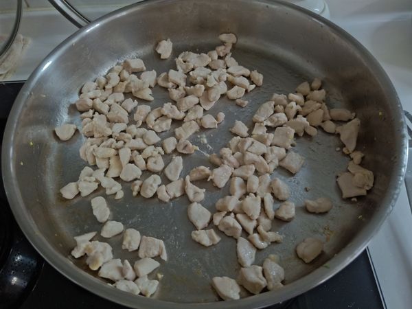 雞胸肉炒熟，之後加入所有食材和白飯