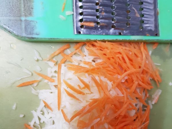 馬鈴薯紅蘿蔔刨絲再切成小丁狀（ 可讓孩子操作，當食材變小塊時改由大人操作以免刨到手）