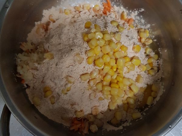 將所有材料放入盆子中（ 這個份量大概可以煎4片煎餅）