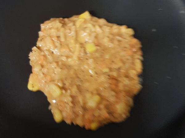 將麵糊放入鍋內用湯杓以畫圓方式推開~開火