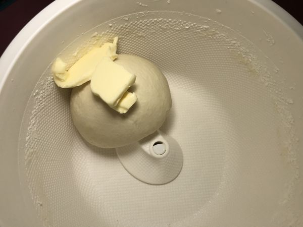 1.首先把奶油捲所需的材料放在一起（無鹽奶油除外），我用麵糰攪拌機先打10分鐘、等待成糰後再放無鹽奶油進去攪打。
2.如照片中麵糰成糰後才放入無鹽奶油。