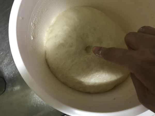 1小時後用手指沾麵粉確認麵糰不回縮、倒出麵糰整成圓形。