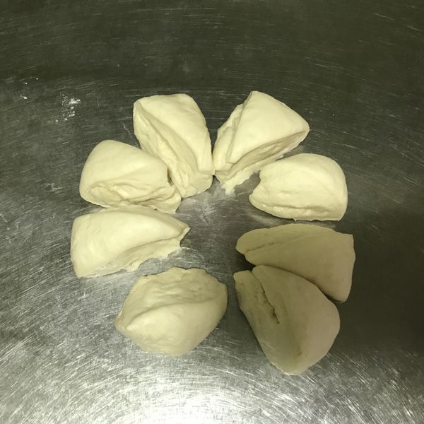 將麵糰用刮板分成8等份，麵糰有些許的大小不一沒關係。
