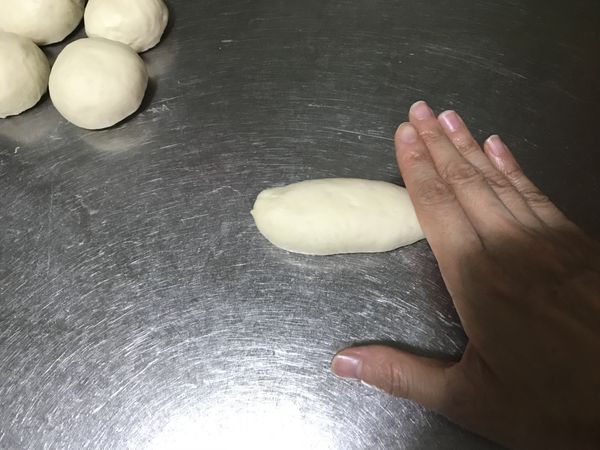 將麵糰搓揉成水滴型的長條狀，連續把8份麵糰完成。（在麵糰的一邊按壓並且前後來回滾）