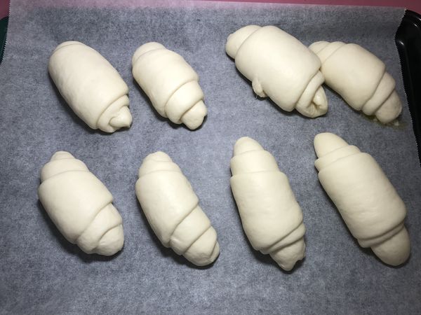 二次發酵約50分鐘、麵糰像圖片中有長大澎起，取出麵糰的烤盤、將烤箱預熱230度烤15分鐘。