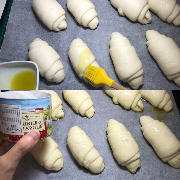 1.趁烤箱預熱時、可將流出的奶油往奶油捲上輕刷（因為不要浪費），再薄薄刷一層橄欖油。
2.刷完油後灑上一點鹽之花或者海鹽（這也是鹽奶油捲的重點）。
3.待烤箱溫度達到230度、放入烤盤後將烤箱溫度向下調成210度烤15分鐘即可。