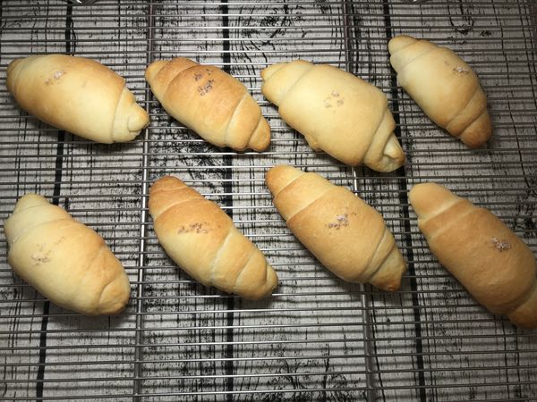 麵包出爐後盡量放在麵包網架散熱、這樣麵包放涼後會比較酥脆！