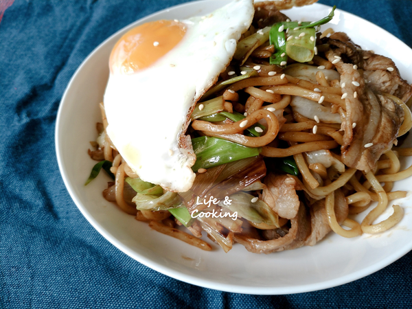 放到麵上後，撒點白芝麻就可以開動囉