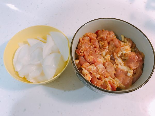 洋蔥切絲
梅花豬肉塊切成想要的大小，用咖哩粉、蒜末、鹽巴醃製入味，咖哩粉的量看自己想要的口味輕重增減