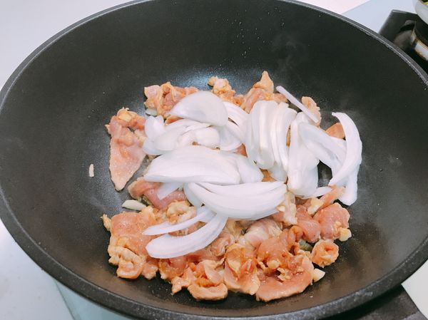 洋蔥下鍋後，炒至豬肉熟透就可以起鍋。
⚠️ 咖哩粉是沒有鹹味的喔！所以醃肉時就需要加入鹽巴，炒的時候試吃發現味道不夠時，可以再補鹽巴