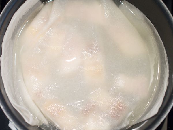 接著在上面覆蓋廚房紙巾，放著煮10分鐘。
＊廚房紙巾可以將煮肉出現的凝固灰血水吸起。