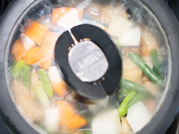 10分鐘一到，將廚房紙巾丟棄，並放入所有蔬菜及調味料繼續煮。