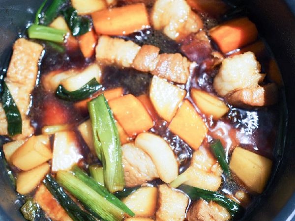 煮至湯汁剩1/3後就完成了。
將燉肉放置冷藏，睡一晚會更入味更好吃喔！