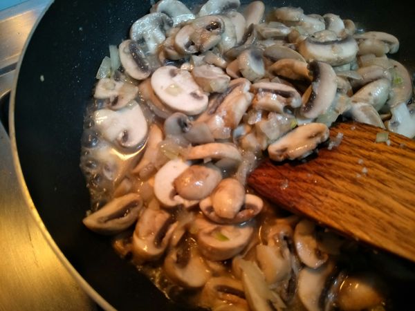 入橄欖油，爆香蒜末，洋蔥，加入蘑菇炒至稍微出水，盛起備用。