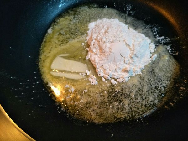 另起乾淨的鍋子，入奶油，慢火炒香奶油。