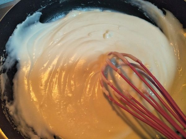 慢慢加入鮮奶，並拌勻。