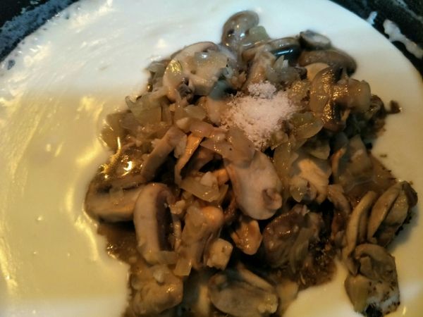 加入炒好的蘑菇，跟少許鹽巴。