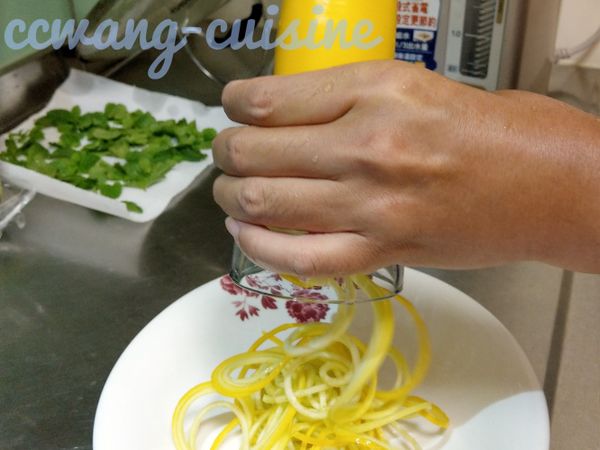 煮開水，煮麵的同時用刨絲器把櫛瓜刨成麵條狀 (原食譜是縱切薄片再切成火柴粗細長條)。