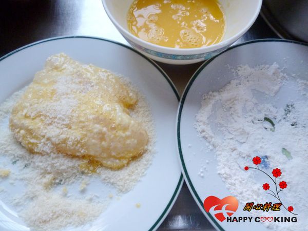 取出沾麵粉->蛋液->麵包粉,壓緊