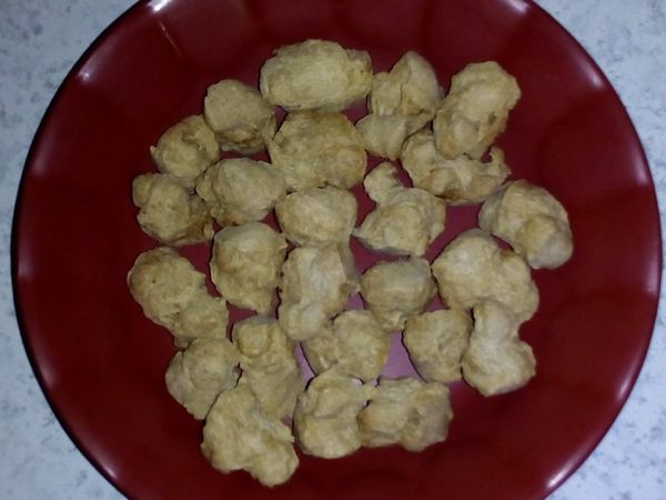 紅蘿蔔洗淨削皮，削皮後洗淨瀝乾切
大丁，四季豆洗淨瀝乾切大段，素肉
塊泡水變軟瀝乾備用。