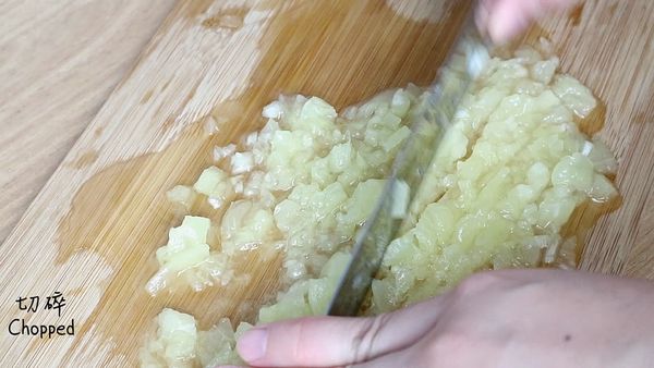 把鳳梨切碎, 想要有點口感的, 可以不用切太碎