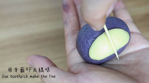 取一小塊白色, 做一個長的圓形, 黏在臉上
用牙籤在中間劃出線條