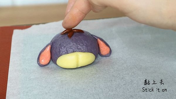 做4個啡色小水滴, 黏上去, 這是它的頭毛