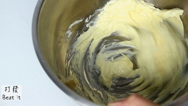 接下來做外皮,無鹽奶油室溫放軟
打發一下