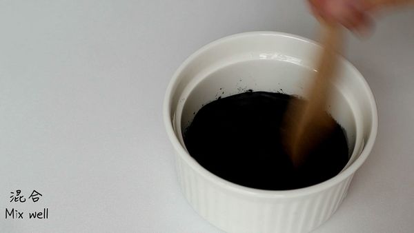 竹炭粉加水混在一起, 這是畫眼睛鼻子用的