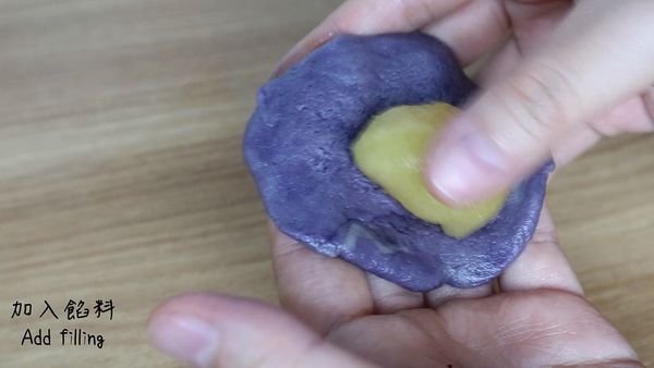 外皮取25克, 揉平並加入餡料