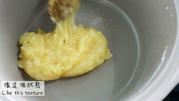 炒到成一團, 像這樣就好
餡料要完全放涼才可以用喔, 不然會很黏手