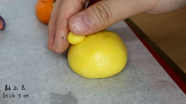 一樣取外皮25克包入20克的餡料
做2個小球耳朵, 黏上去