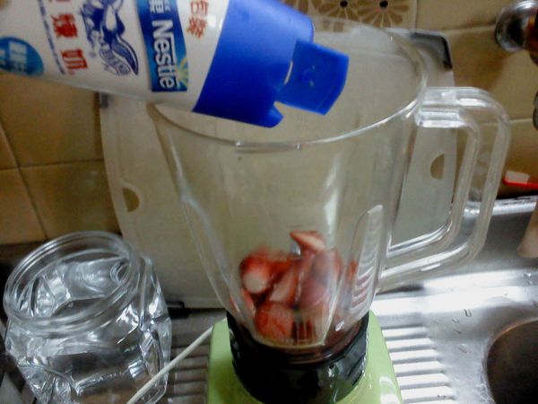 草莓洗淨、去蒂，與鷹牌煉奶放入果汁機中，拌打均勻，備用。