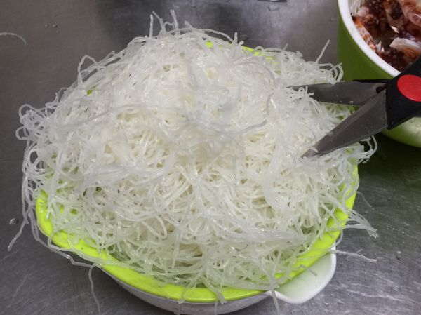 粉絲先以溫水泡開泡軟了，再用剪刀剪小段備用