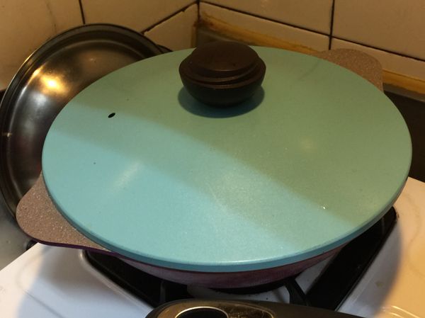 撈起煮滾後的粉絲至鍋具裡，並且蓋上鍋蓋燜著，剩餘的高湯則倒至碗中備用